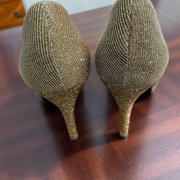 Lasonia women’s size 7 gold sparkle with metal Bow at front  high heels shoes - Picture 3 of 6